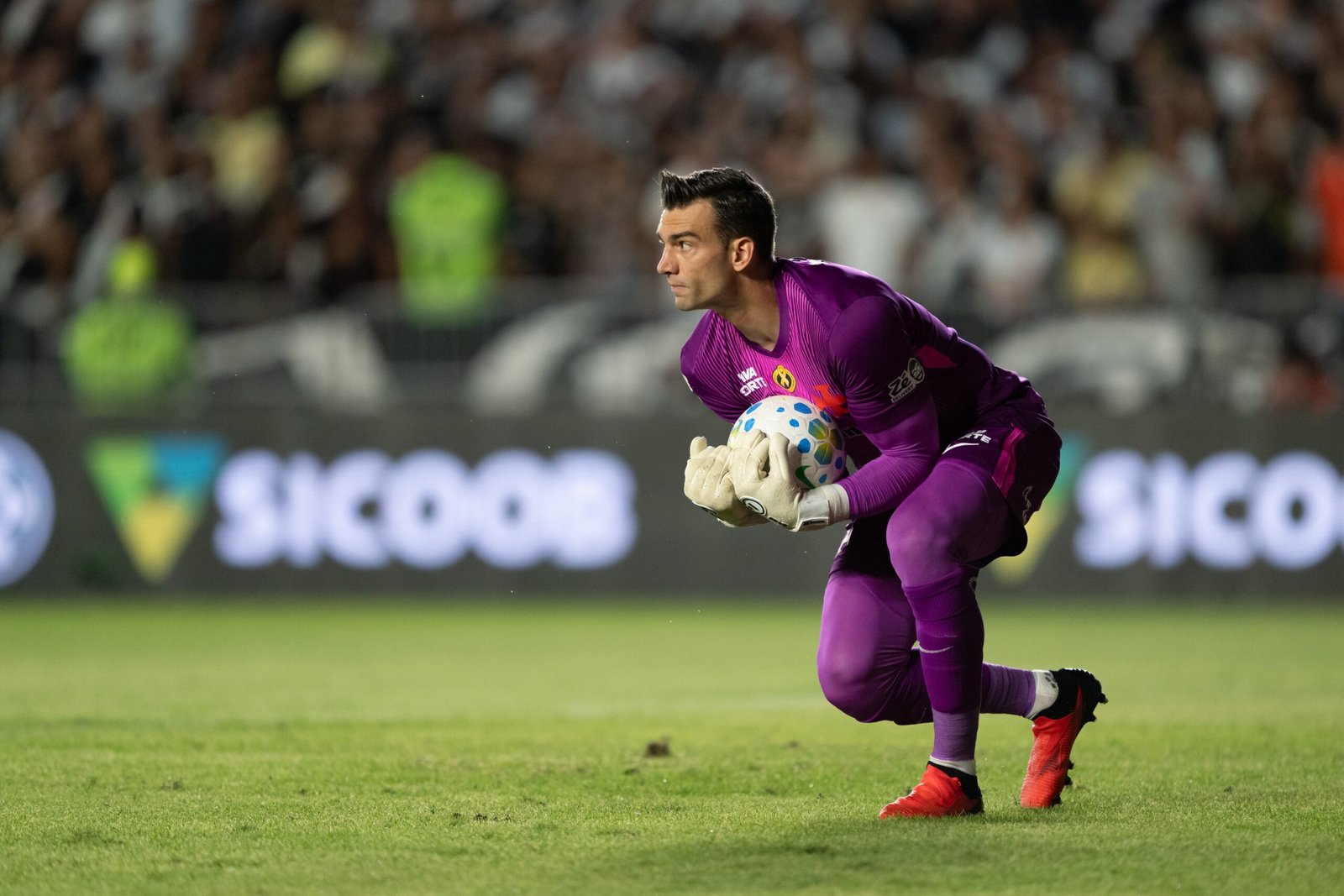 Léo Jardim pega virose, mas será titular em Vasco x Flamengo