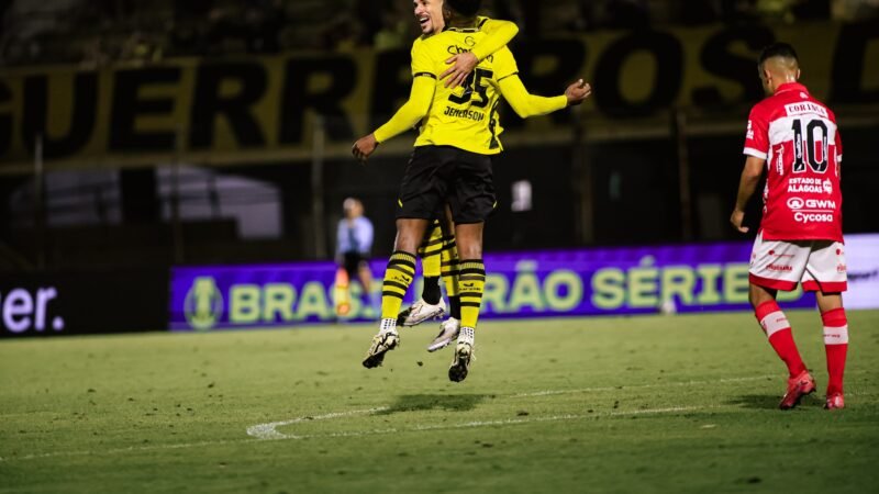 Fábio Matias lamenta gols sofridos pelo CRB na bola parada e reclama da arbitragem