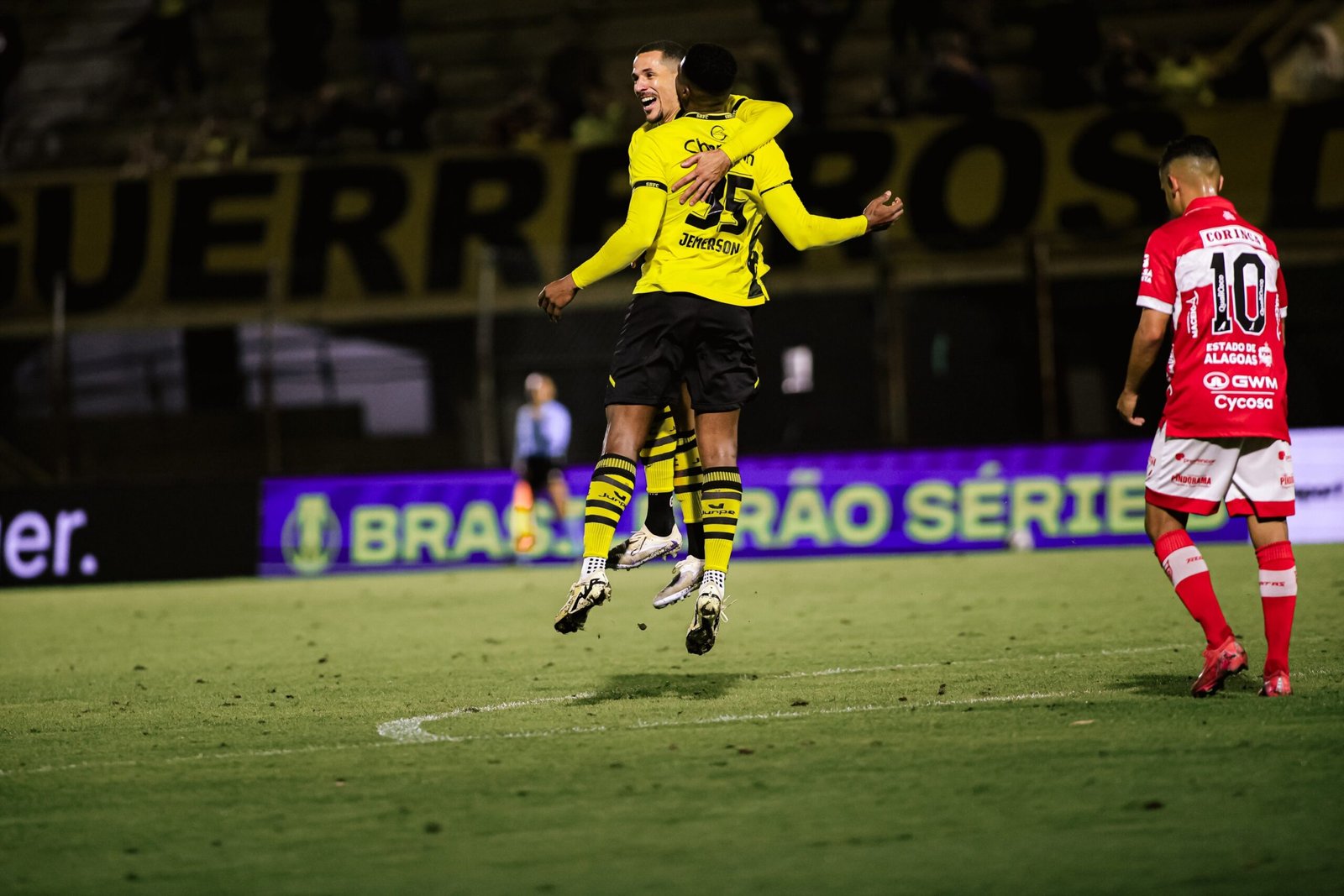 Fábio Matias lamenta gols sofridos pelo CRB na bola parada e reclama da arbitragem