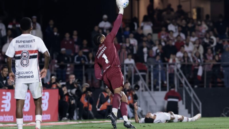Diógenes faz oito defesas em clássico e é decisivo para vitória do Santos; veja lances