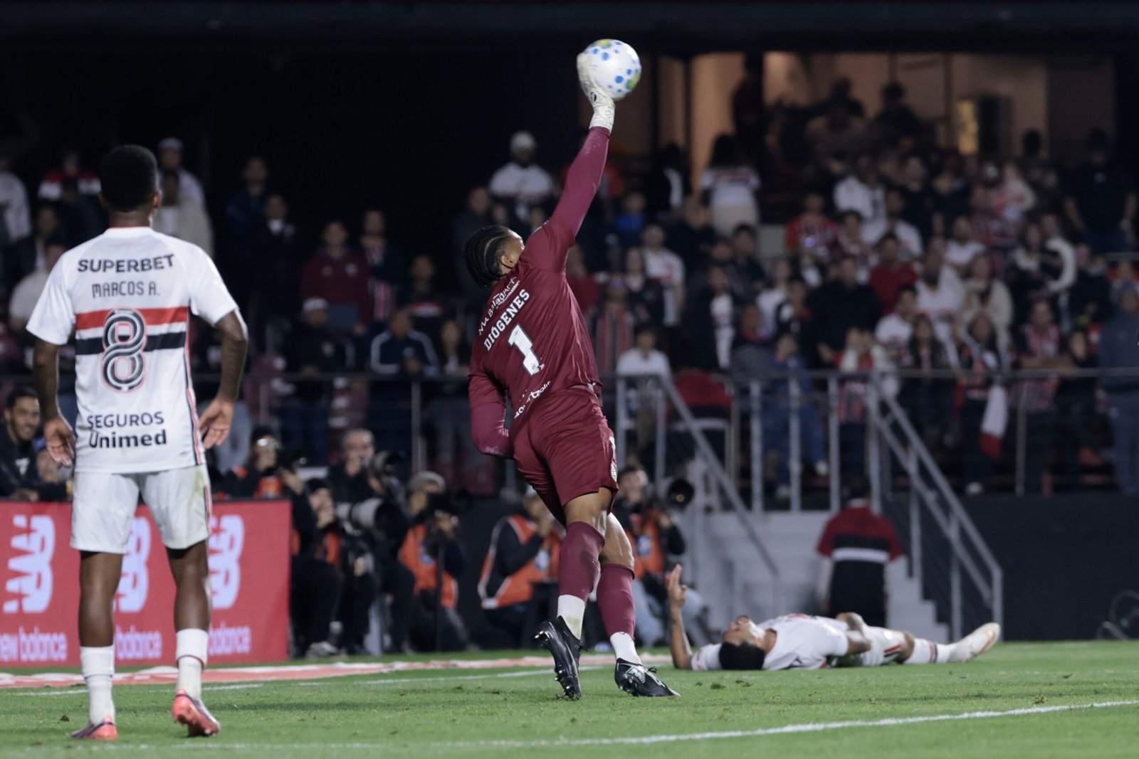 Diógenes faz oito defesas em clássico e é decisivo para vitória do Santos; veja lances