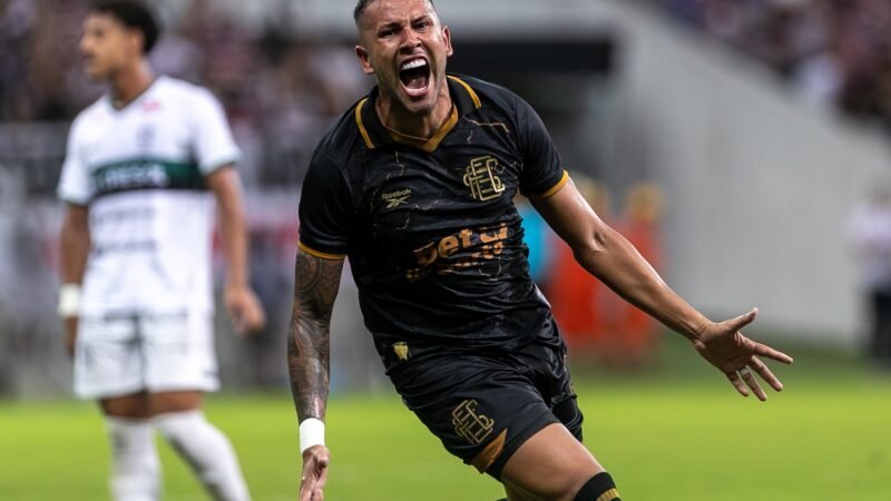 Pedro Favela celebra gol do acesso do Santa Cruz à Série B e destaca sacrifícios da temporada
