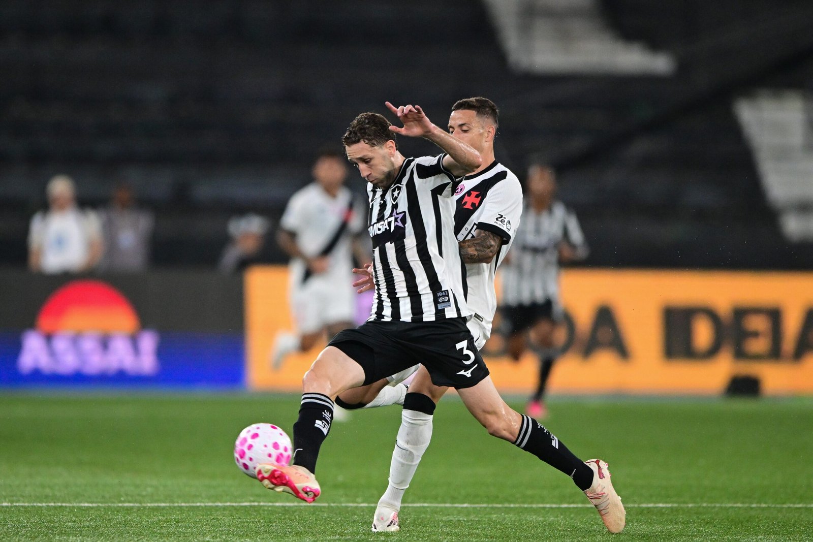 Lesionados no clássico, Arthur Chaves e Vitinho, do Botafogo, recebem alta hospitalar