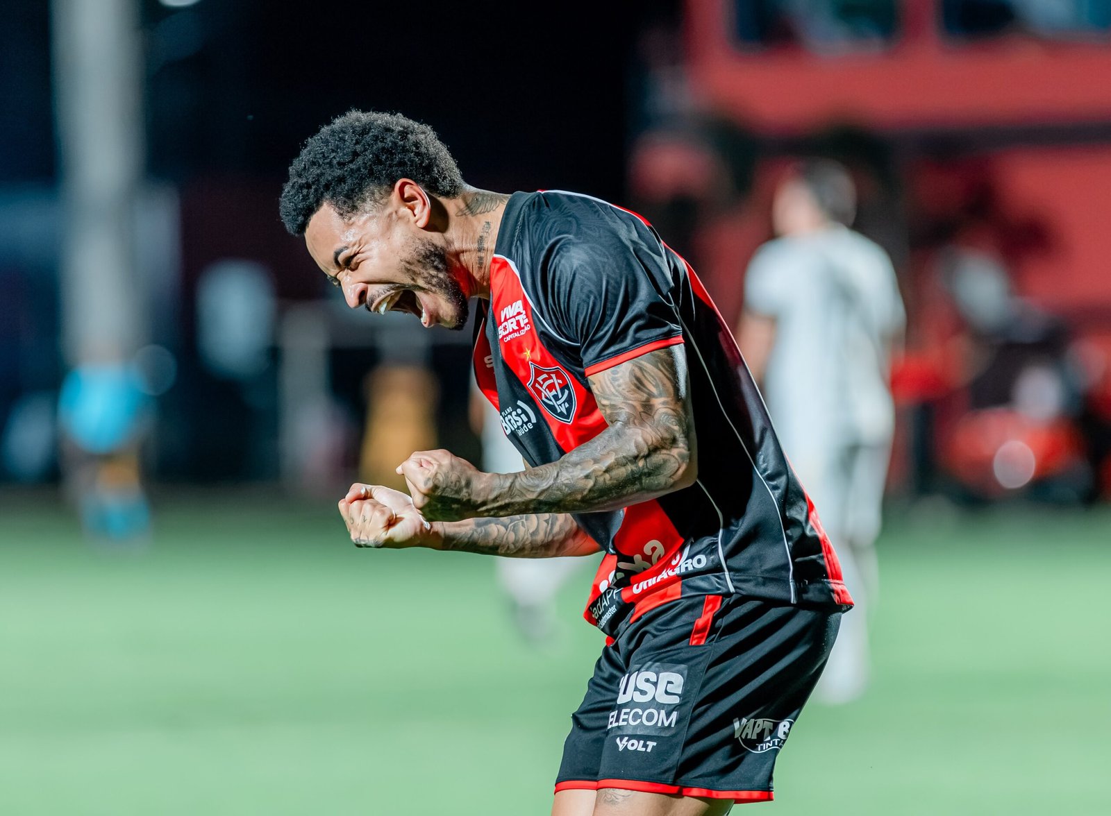Matheuzinho exalta retomada da confiança no Vitória em temporada com mais gols da carreira