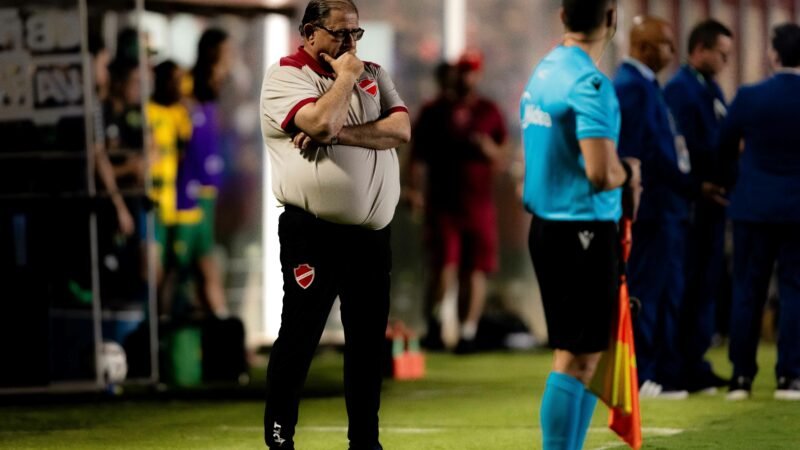 Guto Ferreira valoriza empate e dá recado ao torcedor do Vila: “Quem não acredita fica em casa”