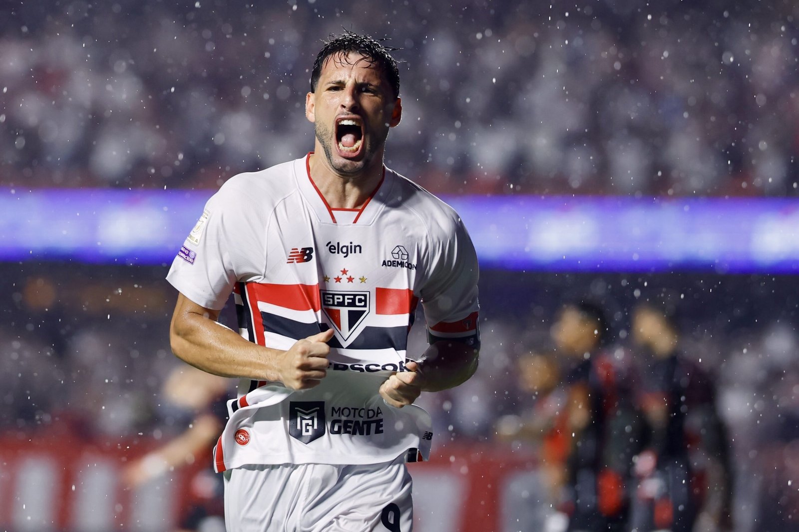 De olho no Vasco, São Paulo poupa Calleri em reapresentação