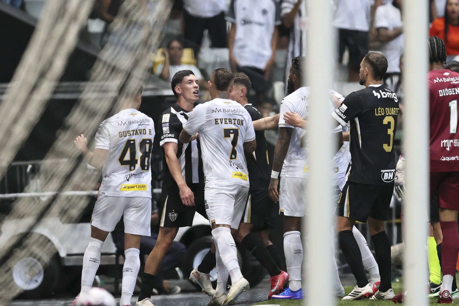 Por que jogadores de Atlético-MG x Santos brigaram? Veja versões