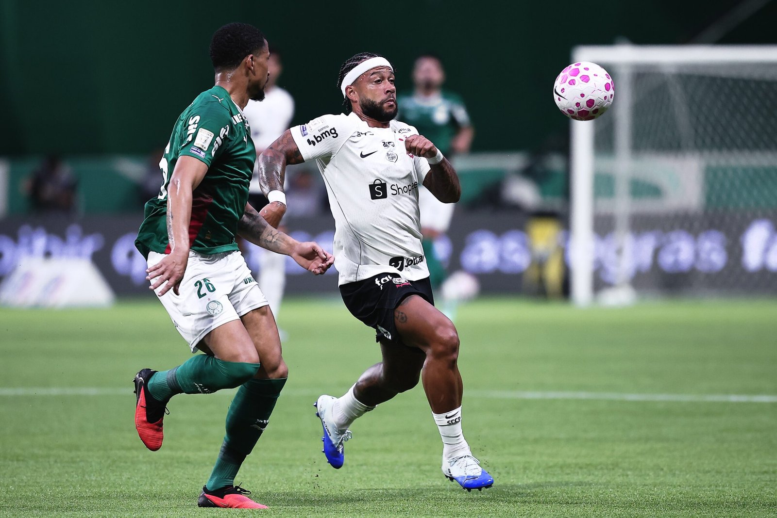 Memphis Depay recebe terceiro cartão amarelo e desfalca o Corinthians contra o Vitória