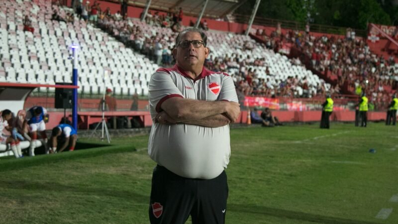 Guto Ferreira reforça confiança no acesso do Vila e diz que “atmosfera positiva impulsiona”