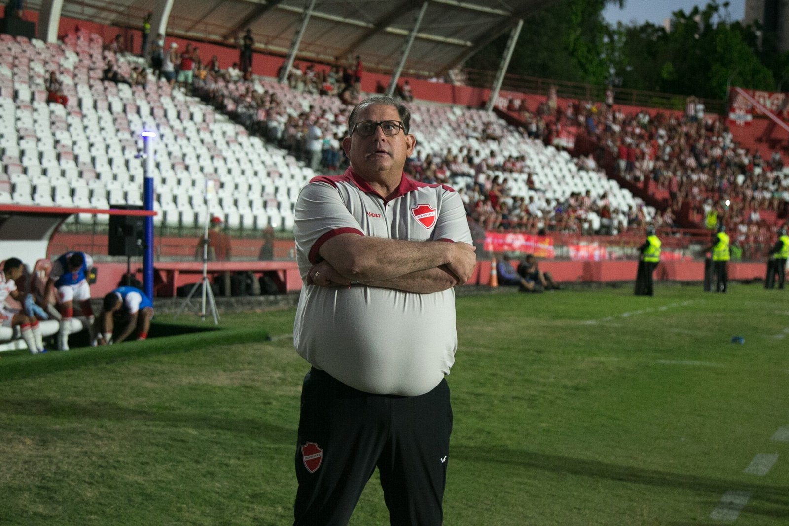 Guto Ferreira reforça confiança no acesso do Vila e diz que “atmosfera positiva impulsiona”
