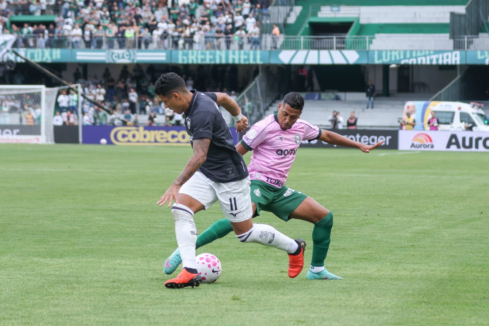 Análise: Coritiba desperdiça pontos valiosos em jogo de pouca inspiração contra o Botafogo
