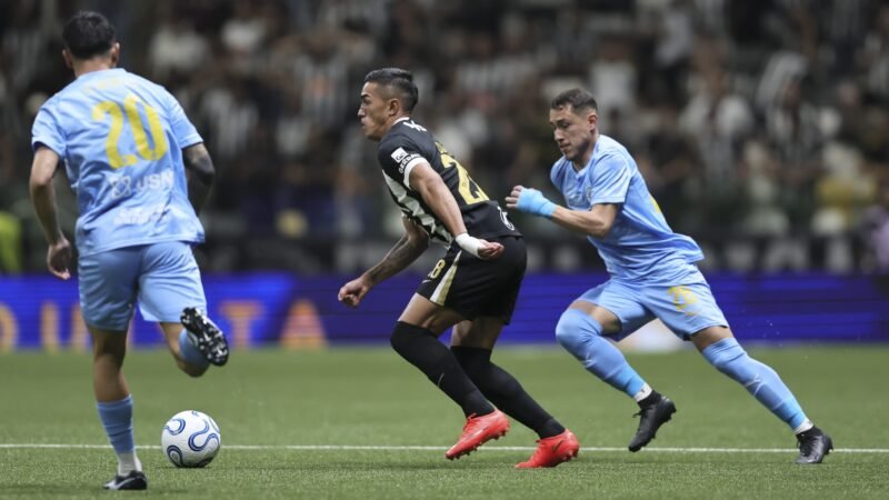 Atacante do Atlético-MG dá drible desconcertante de costas em gol pela semifinal da Sula; assista