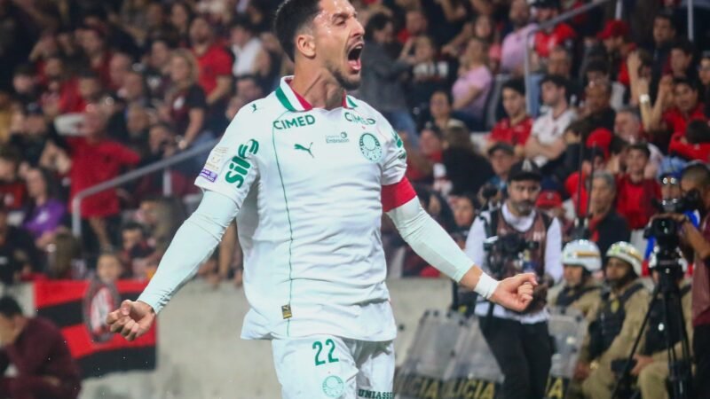 Palmeiras mostra alto nível em cenários distintos e põe pressão no Flamengo