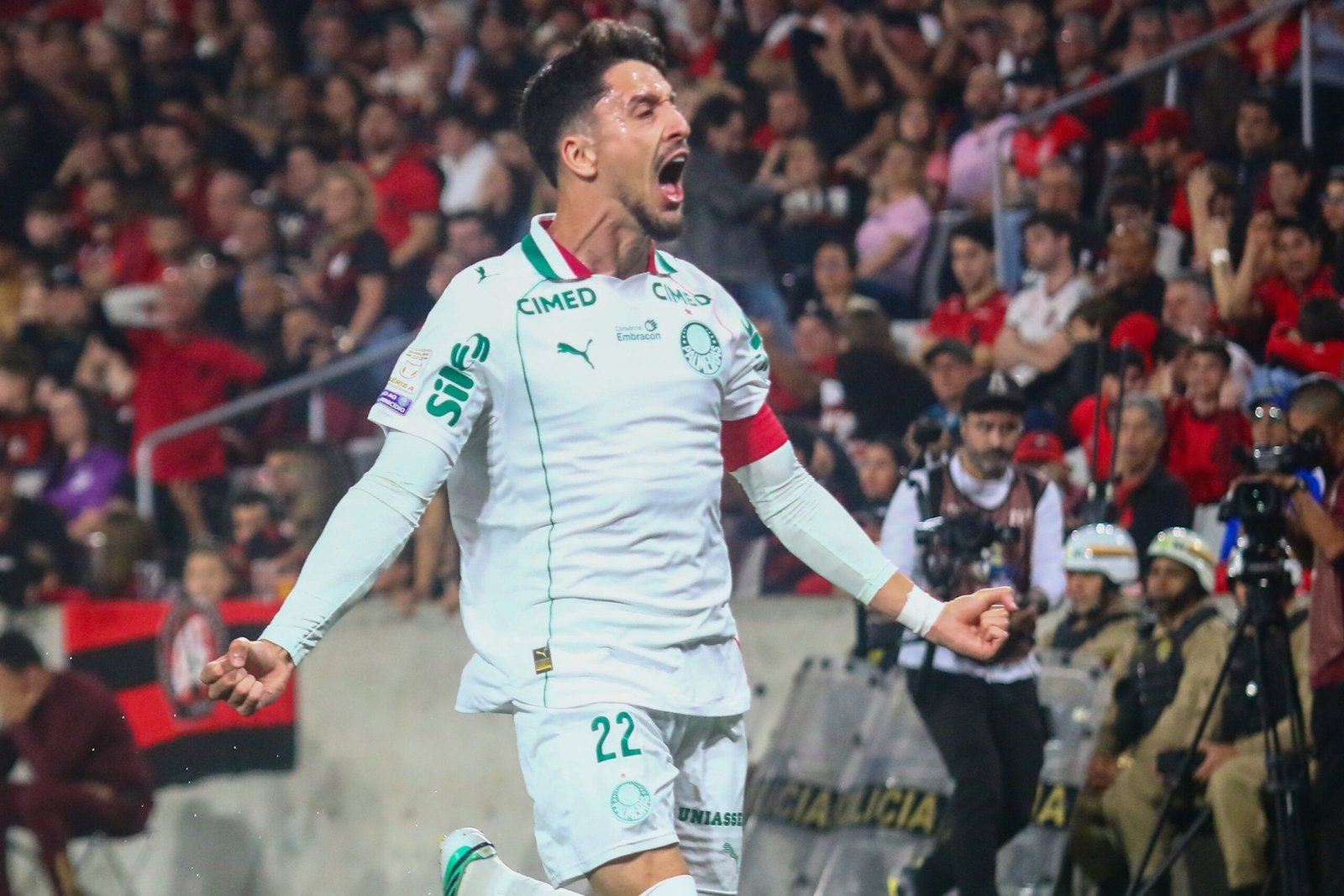 Palmeiras mostra alto nível em cenários distintos e põe pressão no Flamengo