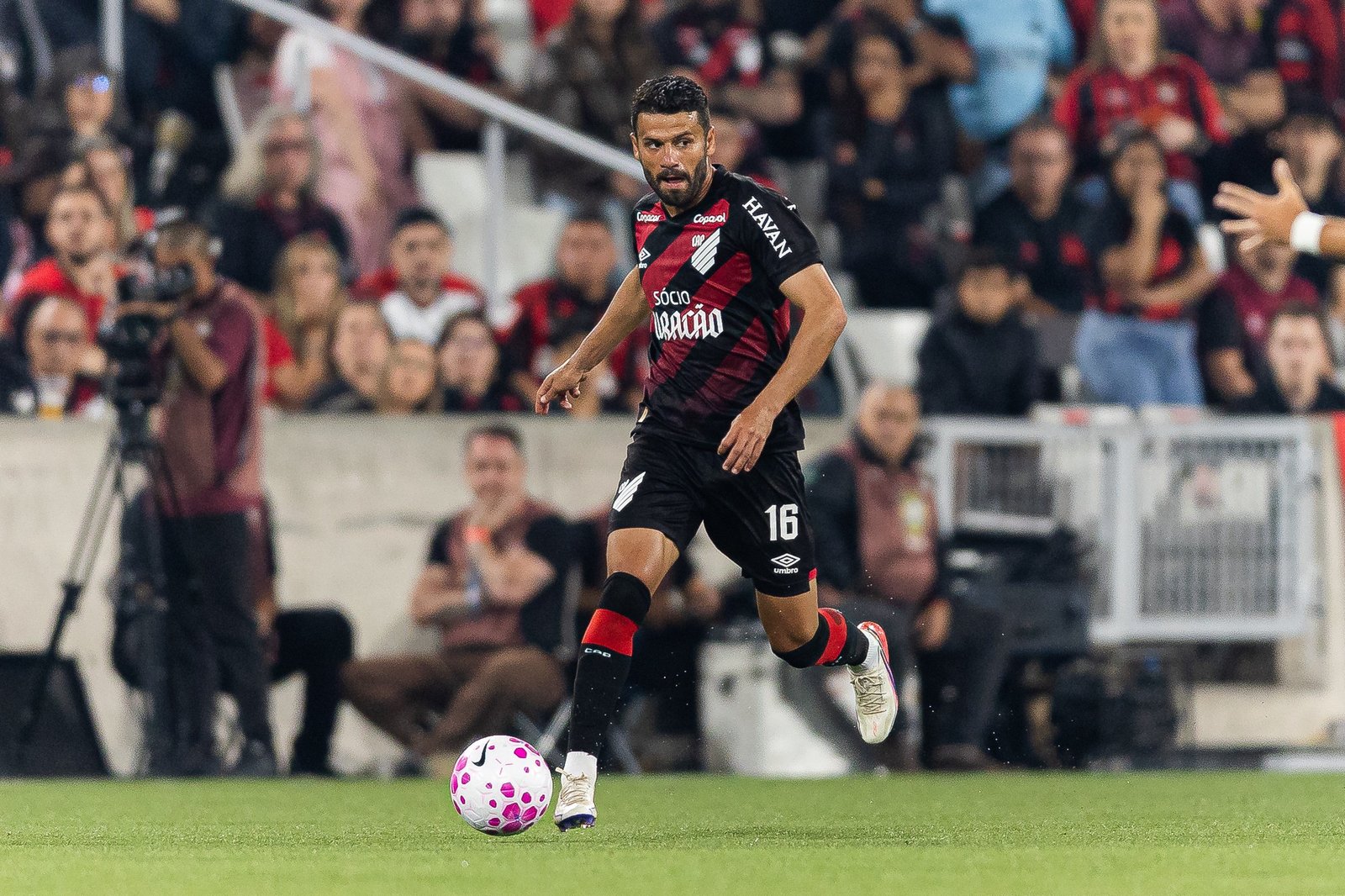 Protagonista silencioso, Jadson exalta coletivo do Athletico: “Não dá para todo mundo fazer gol”