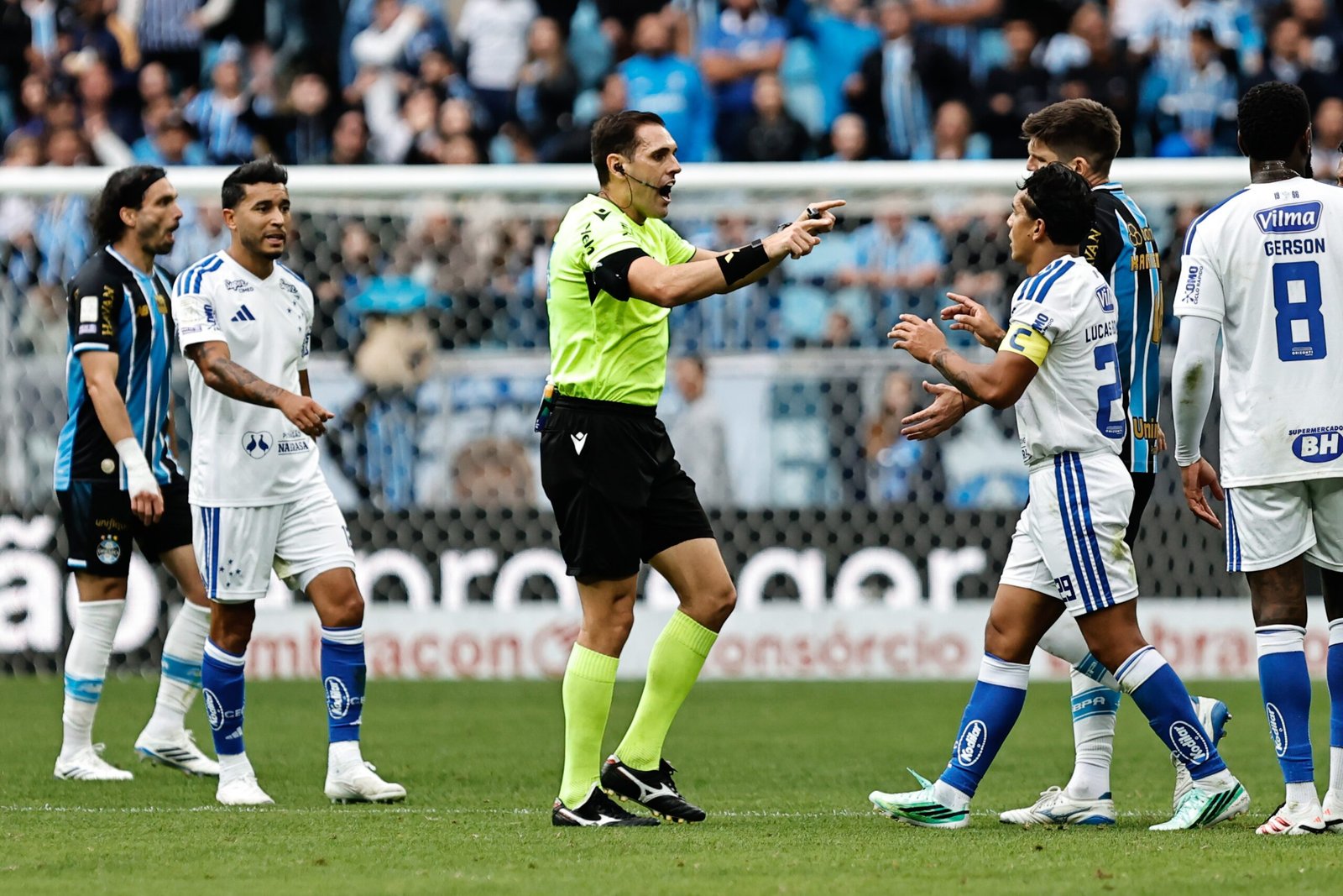 Paulinho critica arbitragem de Grêmio x Cruzeiro: “Erro que poderia ter influenciado”