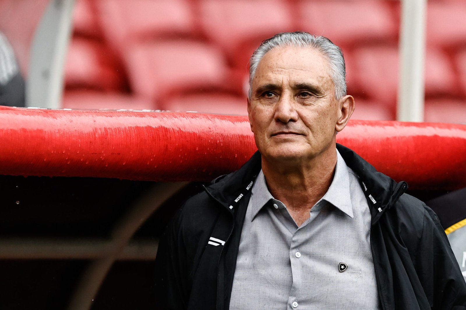 Tite aposta em experiência, mas atuações reacendem debate sobre meio-campo do Botafogo