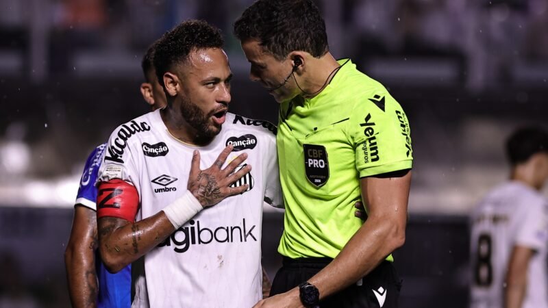 CBF divulga análise do VAR na expulsão de Neymar pela lei Vini Jr em Santos x Bahia; veja o vídeo