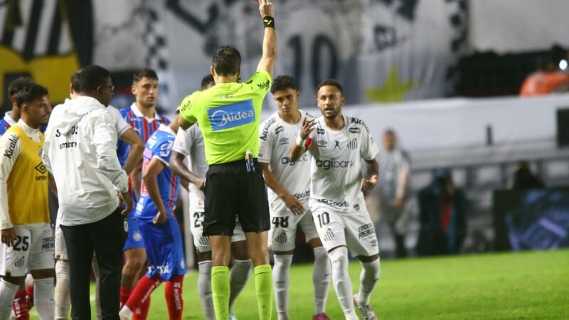 Neymar tem mais cartões do que gols pelo Santos em 2026 e vai ficar quase um mês sem jogar