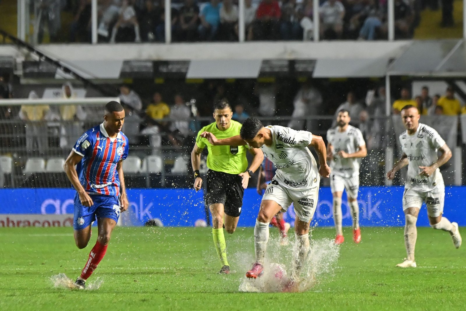 Análise: Santos supera péssimo gramado e imaturidade de Neymar para buscar empate