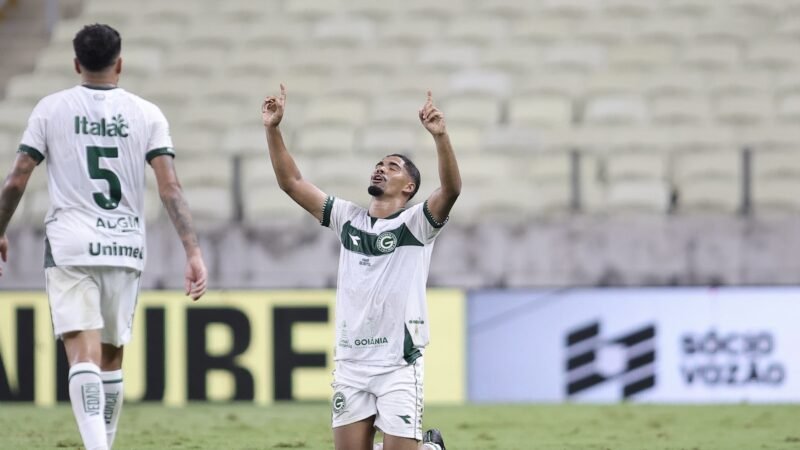 Atacante marca um gol de letra e outro quase do meio-campo em vitória do Goiás contra o Ceará; veja