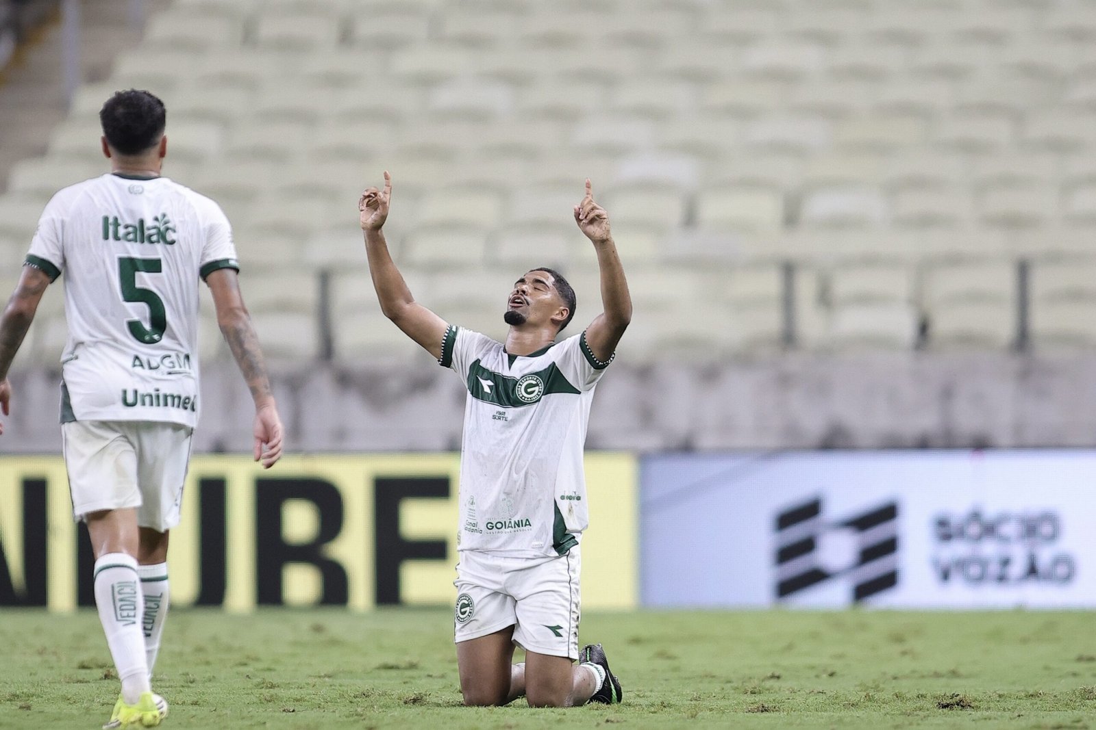 Atacante marca um gol de letra e outro quase do meio-campo em vitória do Goiás contra o Ceará; veja