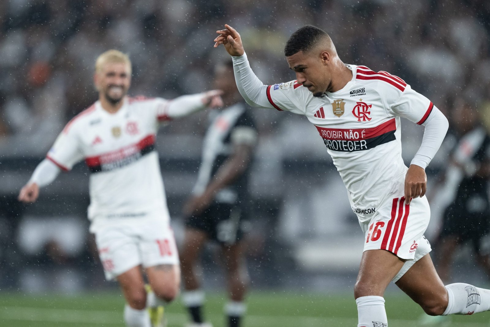 Flamengo mantém invencibilidade no sintético antes de decisão com o Palmeiras