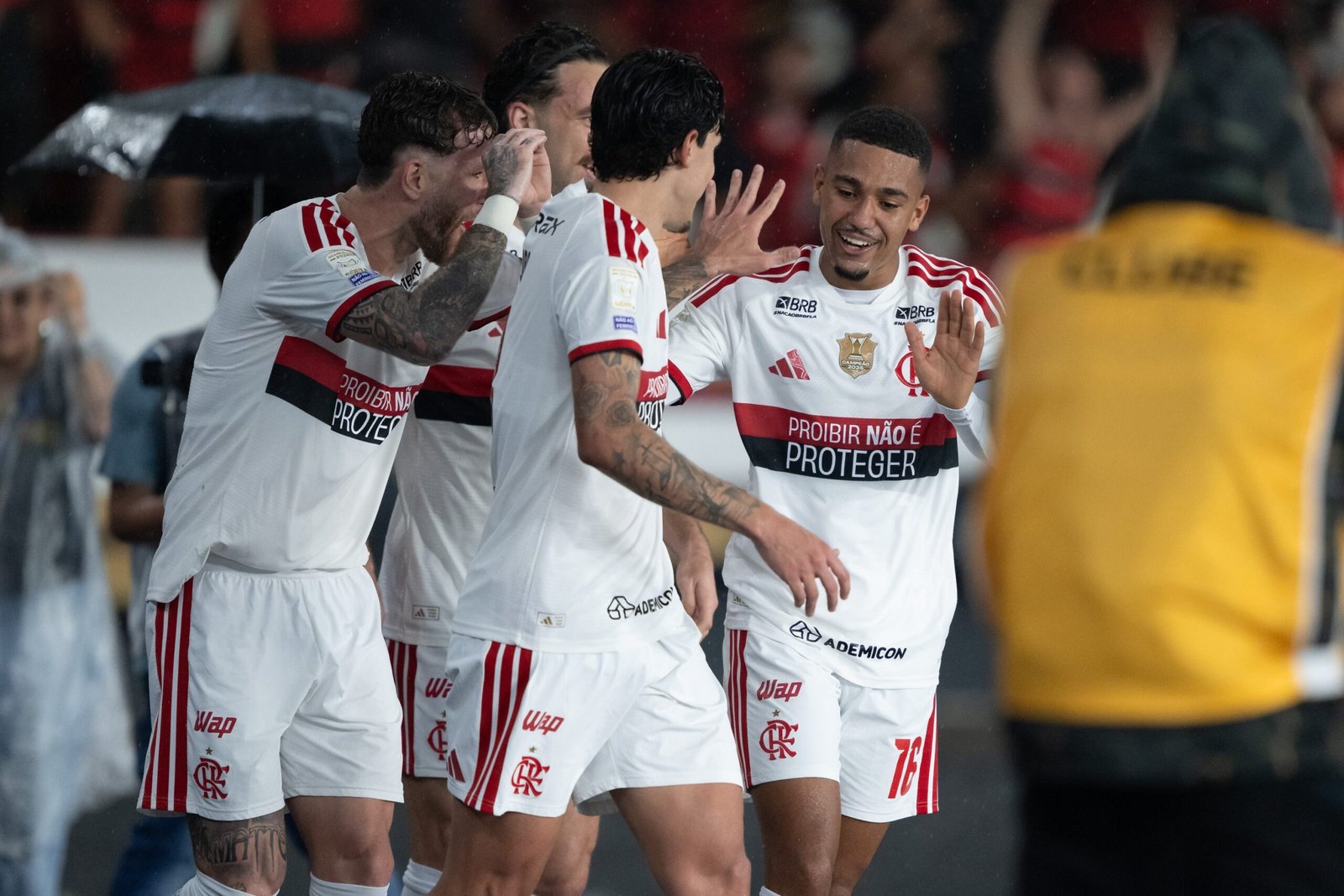 Análise: Flamengo faz jogo eficiente, dribla erros e volta a abrir vantagem importante na ponta