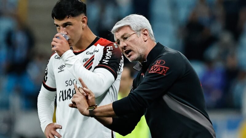 Odair Hellmann evita individualizar falhas e pede calma sobre possível nova mudança no gol do Athletico