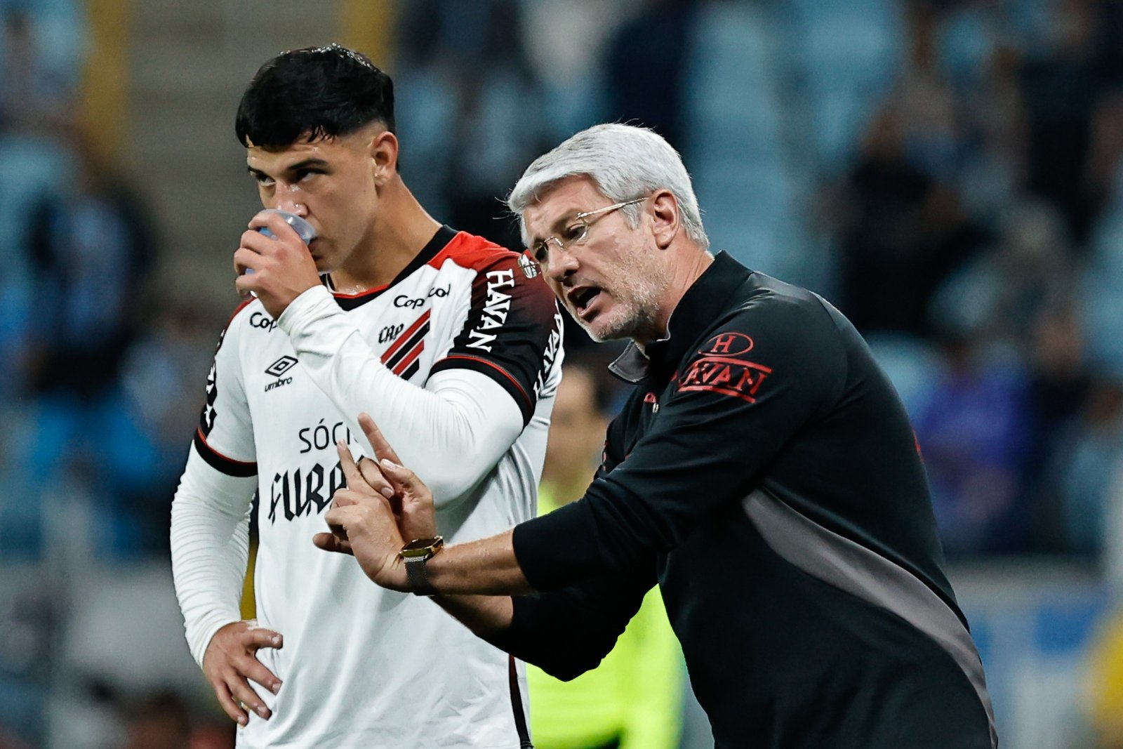 Odair Hellmann evita individualizar falhas e pede calma sobre possível nova mudança no gol do Athletico