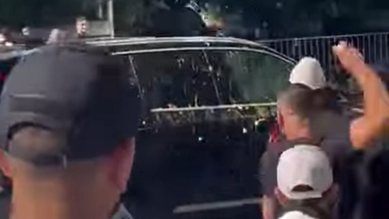 É #FAKE que vídeo mostre carro de Janja sofrendo ataque com ovos; gravação exibe protesto na Albânia
