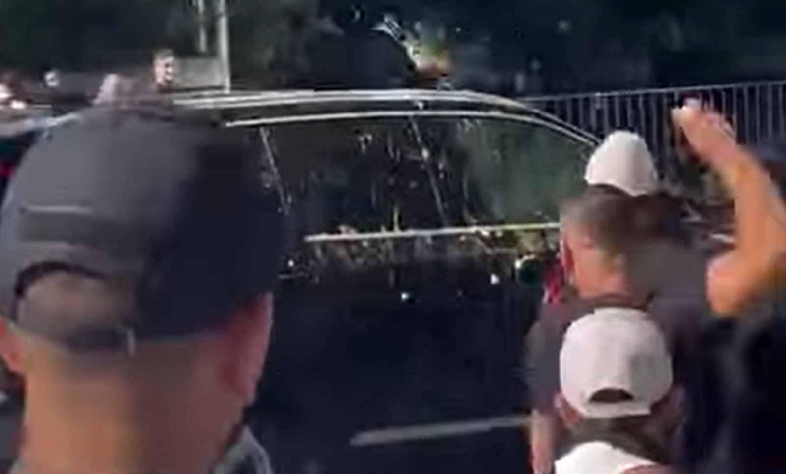 É #FAKE que vídeo mostre carro de Janja sofrendo ataque com ovos; gravação exibe protesto na Albânia