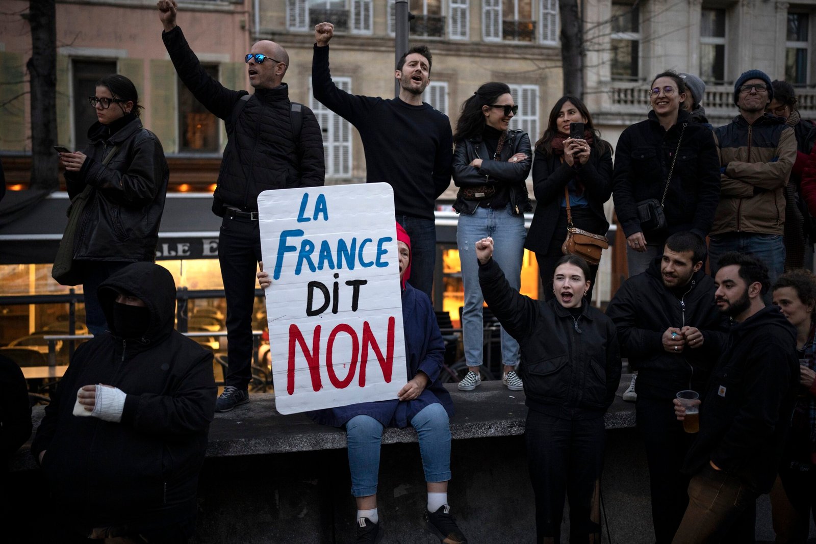 França vive novo dia de protestos em meio a temor de confrontos violentos e saques