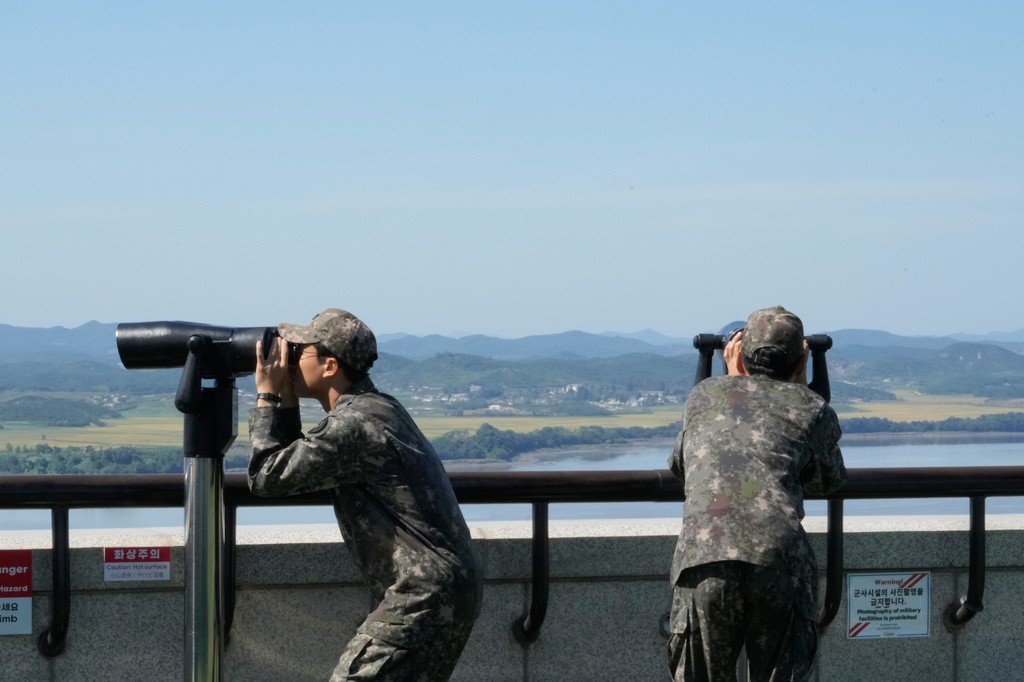 Coreia do Norte lança cerca de 10 mísseis balísticos em direção ao mar na costa leste, afirma Seul