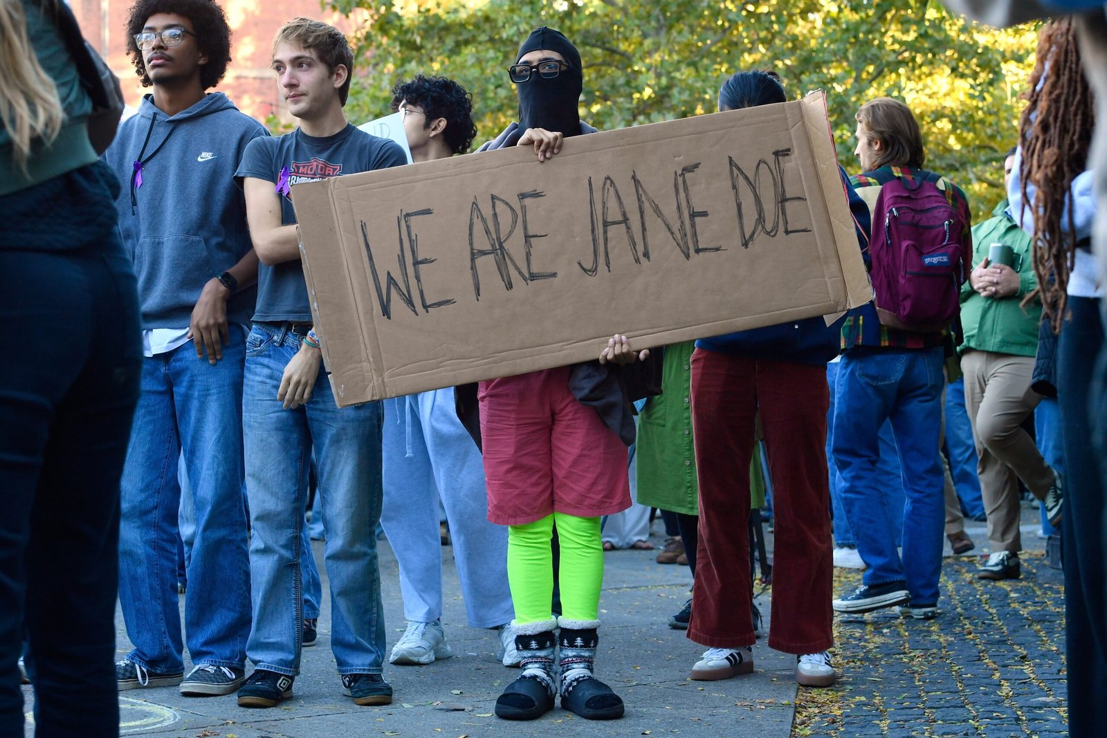 ‘I am Jane Doe’: onda de apoio toma redes após denúncia de estupro coletivo em universidade dos EUA