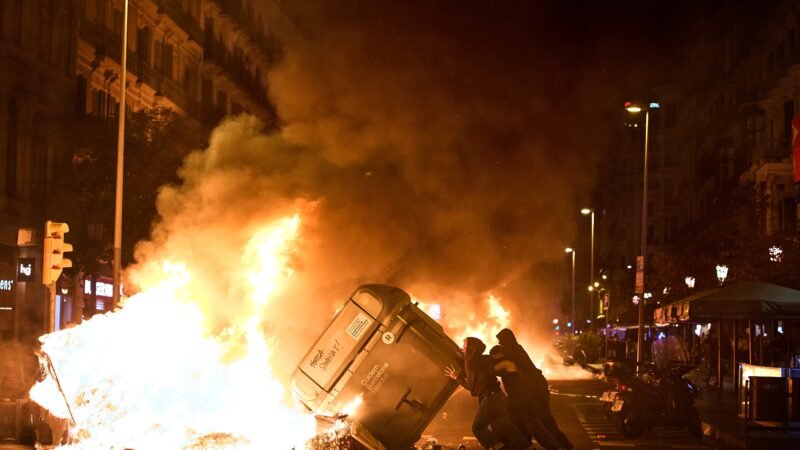 Protesto em Barcelona termina com 100 presos, lojas saqueadas e incêndios