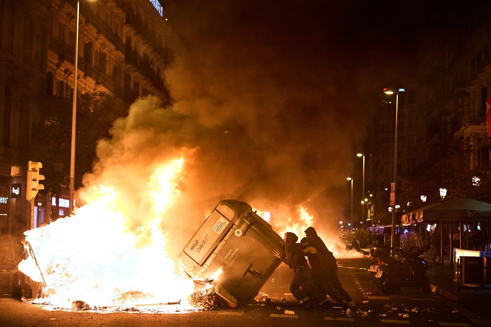 Protesto em Barcelona termina com 100 presos, lojas saqueadas e incêndios