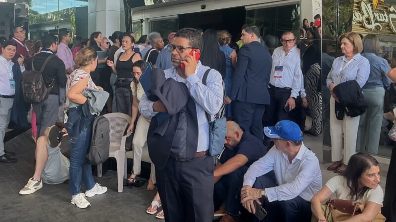 Assustados, moradores passam noite nas ruas após terremotos no Panamá