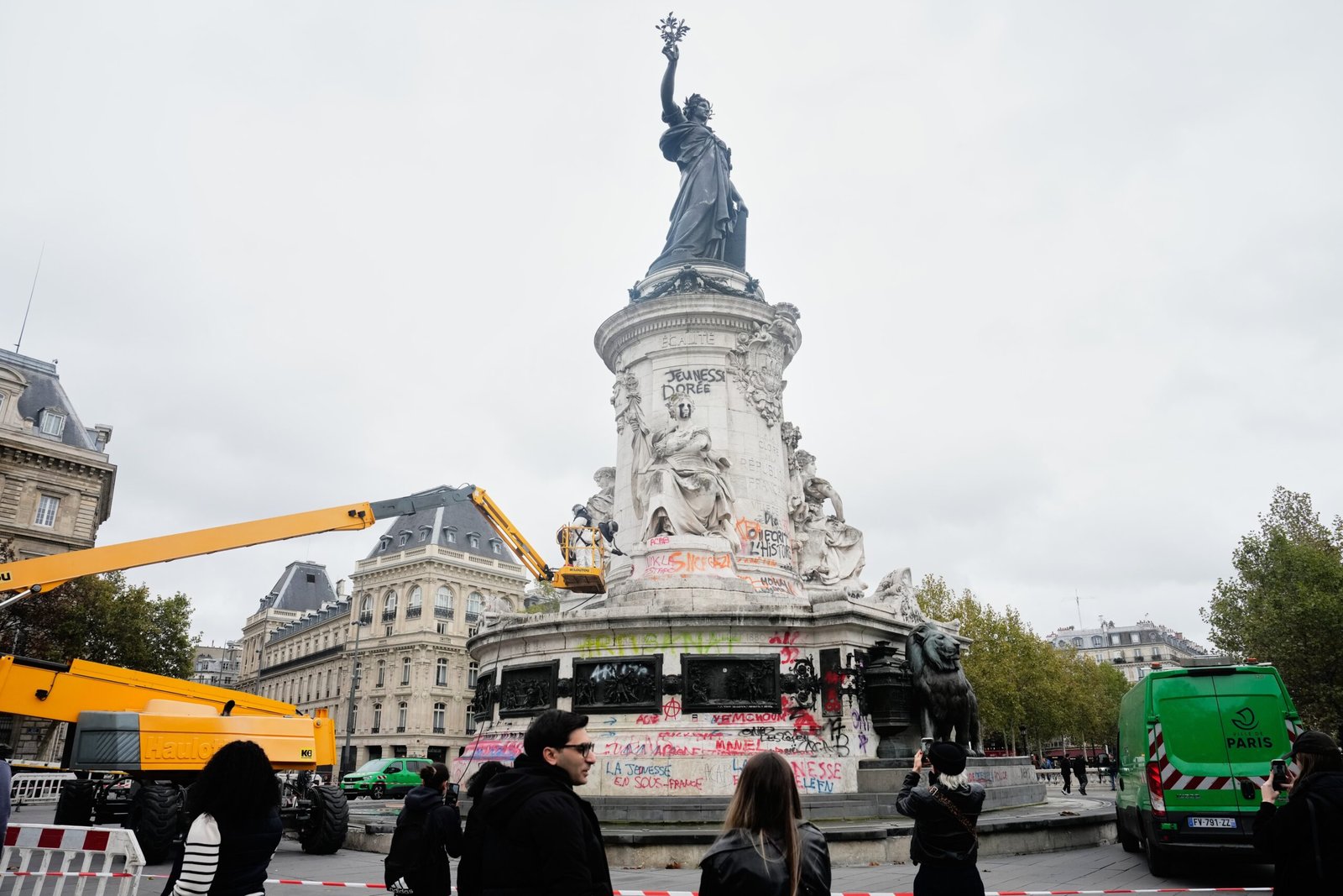 Milhares protestam em Paris após Justiça derrubar proibição de manifestação