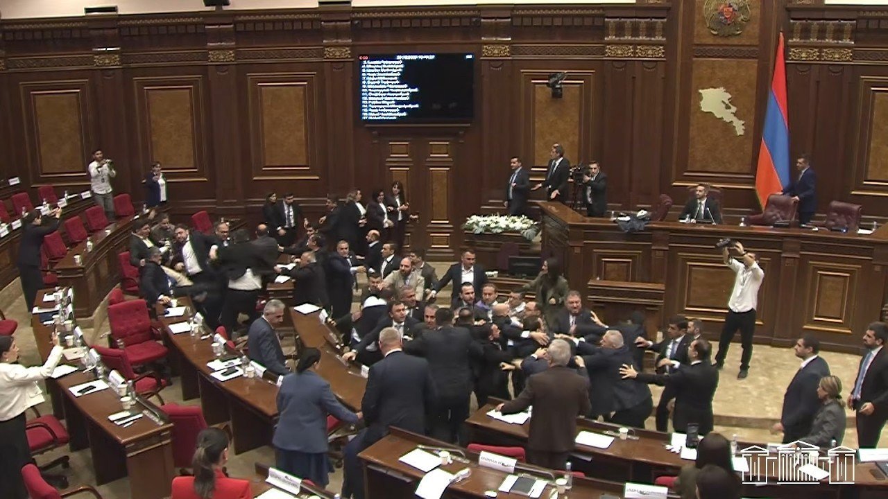 VÍDEO mostra briga generalizada entre deputados no Parlamento da Armênia