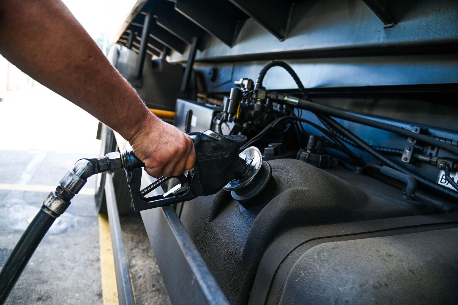 ‘Estoques no limite’: guerra no Oriente Médio afeta abastecimento de diesel para agricultores no RS
