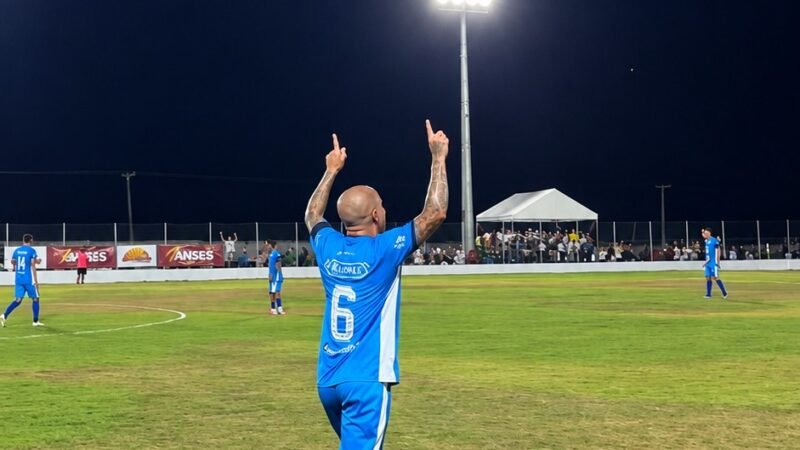Roberto Carlos? Lateral marca golaço de falta e rouba a cena por estilo semelhante ao penta