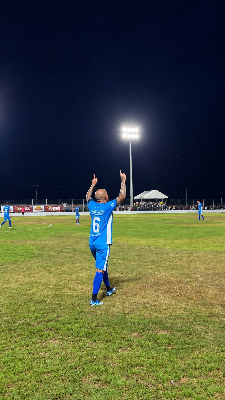 Roberto Carlos? Lateral marca golaço de falta e rouba a cena por estilo semelhante ao penta