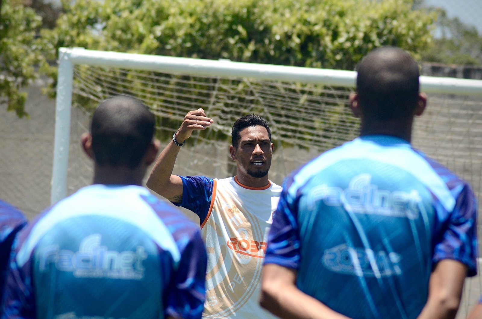 Ex-Flamengo, Hernane Brocador inicia carreira como auxiliar técnico após passagem marcante pelo Nacional-AM