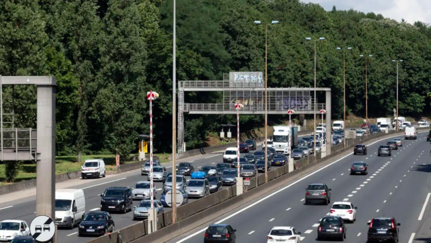 França vai suspender carteira de motoristas flagrados ao celular no volante