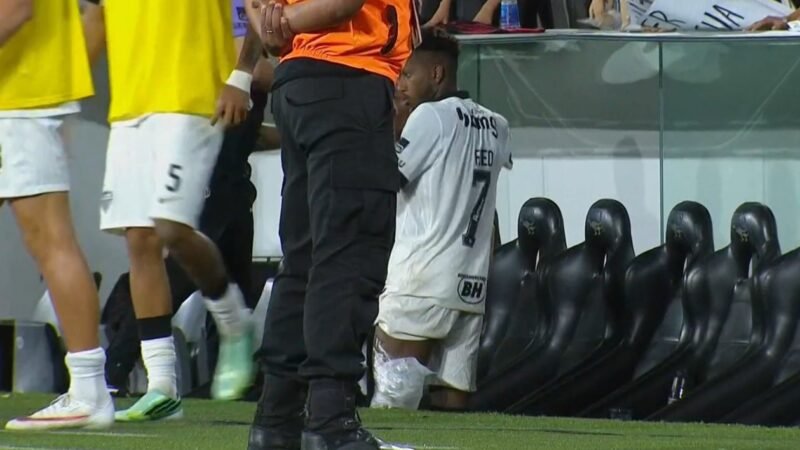 Fred sente a perna esquerda e vira preocupação no Atlético-MG; assista