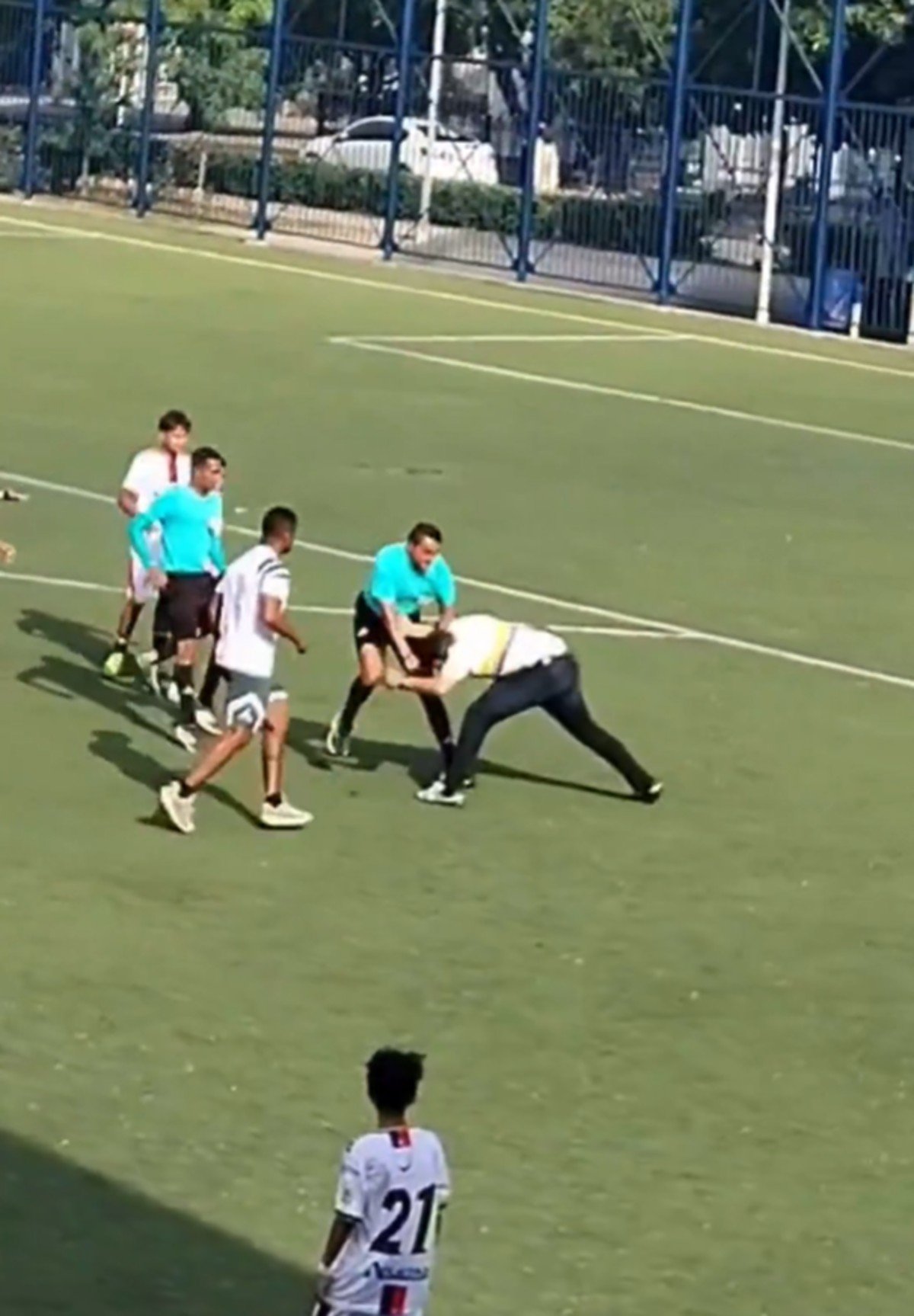 Membro do VAR de Atlético-MG x Montevideo City trocou socos em jogo Sub-15; assista