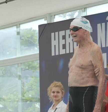 Recordista mundial, nadador de 102 anos impressiona em torneio master contra atletas mais jovens