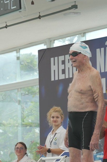 Recordista mundial, nadador de 102 anos impressiona em torneio master contra atletas mais jovens