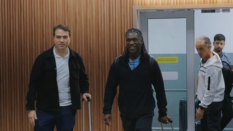 Novo técnico do Corinthians, Seedorf chega a São Paulo e evita a imprensa no aeroporto